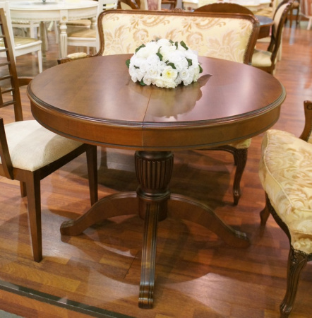 Стол Паола на стенде (цвет-орех италика)